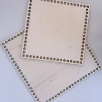 תחתית עץ לסריגה בחוטי טריקו צורת ריבוע גדול, תחתית עץ לסריגת סלסלה בחוטי טריקו ריבוע בינוני, סט של שתי תחתיות בסיס עץ צורת ריבוע לסריגת סלסלות בחוטי טריקו,