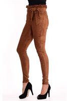 מכנס  צמוד וגבוה בצבע מוקה עם חגורה צד