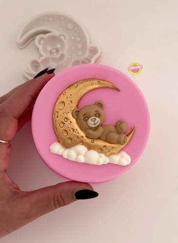 תבנית סיליקון דובי על ירח ועננים