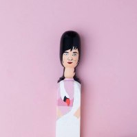 בובת עץ עומדת של המוזיקאית ביורק Bjork - סוג ב'
