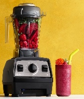 תקריב של בלנדר Vitamix Explorian E510 עם להבי נירוסטה ומיכל גדול