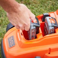 מכסחת דשא נטענת Black+Decker BCMW3318N – יד מכניסה סוללה נטענת לתא הסוללות