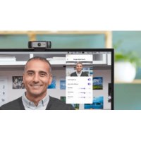 מצלמת רשת Logitech C930E – מותקנת על מסך מחשב המציג פגישת וידאו עם חלון הגדרות תמונה