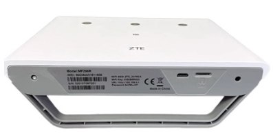 נתב רשת סלולרית שולחני ZTE MF296R – מבט אחורי עם חיבורים, תווית מידע מודפסת ובסיס אפור