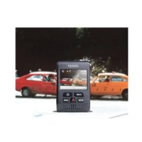 מצלמת רכב Viofo A119 – מצלמת דרך בצבע אפור כהה המציגה על המסך שלה תיעוד של התנגשות בין שתי