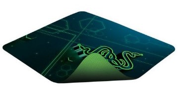 משטח לעכבר גיימינג Razer Goliathus Mobile Stealth Edition – משטח כהה אחד עם עיצוב ירוק ופינה מקופלת