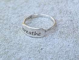 טבעת כיתוב אובלית עדינה עד 7 תווים מכסף 925 breathe