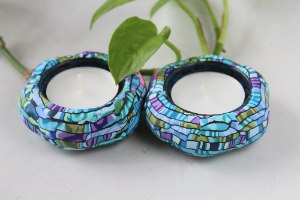 זוג פמוטים בצורת פרח בגווני טורקיז, ירוק וסגול