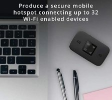 נתב רשת סלולרי ZTE 4G LTE CAT6 MiFi MF971LS – הנתב מונח על שולחן לצד מקלדת מחשב ועטים