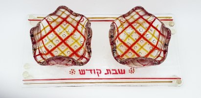 פמוט שקוף עם סטרינגרים צהובים ואדומים