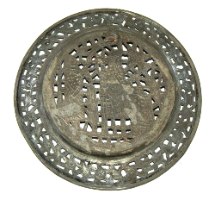 צלחת נחושת פרסית עתיקה, עבודת יד, עשויה עבודת חסר, תחילת המאה ה- 20