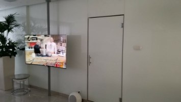 חיפוי קיר זכוכית בלבן עם אפשרות דלת מעבר