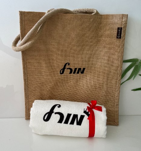 תיק קש יוטה גדול ומגבת חוף (גוף) עם שם