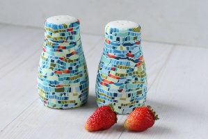 זוג מלחיה ופלפליה מפורצלן בגווני טורקיז, ירוק עם נגיעות כתומות