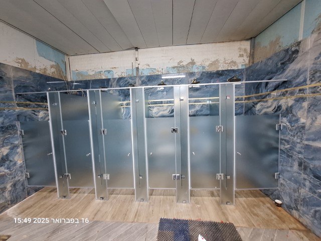 מחיצות מקלחת מקווה נצרת עלית