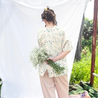 חולצה מכופתרת מדגם הילה עם הדפס פרחים על רקע בצבע ורוד בהיר