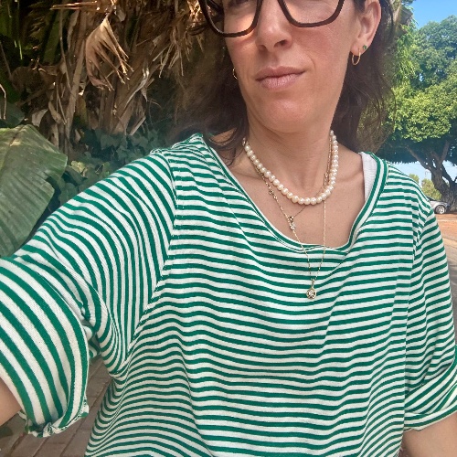 חולצה מדגם איה (שרוול 3/4) פסים צרים ירוק ואופווייט
