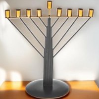 חנוכיית חוטים חבד לנרות – שחור
