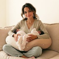 3 ב- 1: כרית הריון, כרית הנקה ופוף לתינוקות ולפעוטות. מסייעת להקלה בכאבי גב ואגן בהריון, בהנקה נסגרת ע"י פטנט ייחודי להנקה בידיים חופשיות. בתמונה: אישה בהריון נשענת על כרית הריון והנקה מונלאב דגם נטורל של קואליטה. pregnant woman lying with pregnancy and nursing pillow Natural MoonLove by Koalita