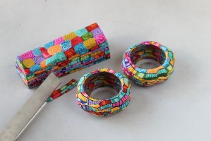 זוג פמוטים בצורת פרח בצבעוניות עזה