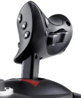 בקר טיסה עם מצערת Thrustmaster T.Flight Hotas X PS3/PC – חלקו העליון של בקר הטיסה השחור עם מספר כפתורים וטריגר מוצג מקרוב