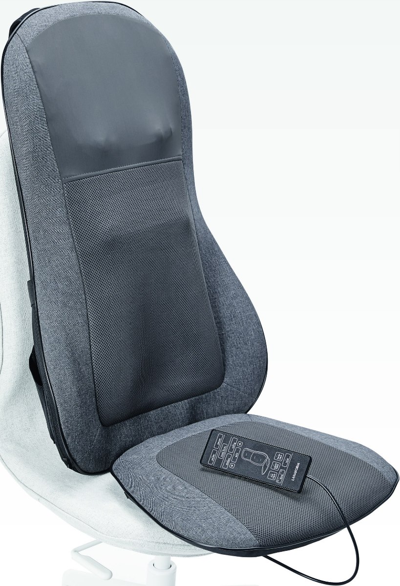 מושב עיסוי שיאצו עם פונקציית סריקת גוף Medics Care MC-2370 BodySync – המושב האפור מונח על כיסא משרדי לבן ולידו שלט שליטה