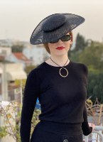 כובע מעוצב בצבע שחור בסגנון שנות העשרים