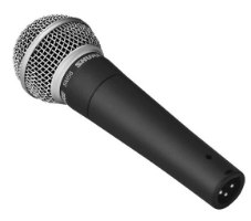 מיקרופון שירה Shure SM58 – חור עם רשת כסופה מונח באלכסון על רקע לבן