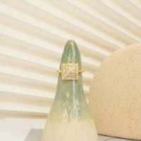 טבעת זהב מעוצבת בסגנון פירמידה משובצת זרקונים