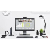 מצלמת רשת Logitech C925E HD 1080P – מצלמת הרשת מורכבת על מסך מחשב המציג שיחת ועידה ונתונים גרפיים