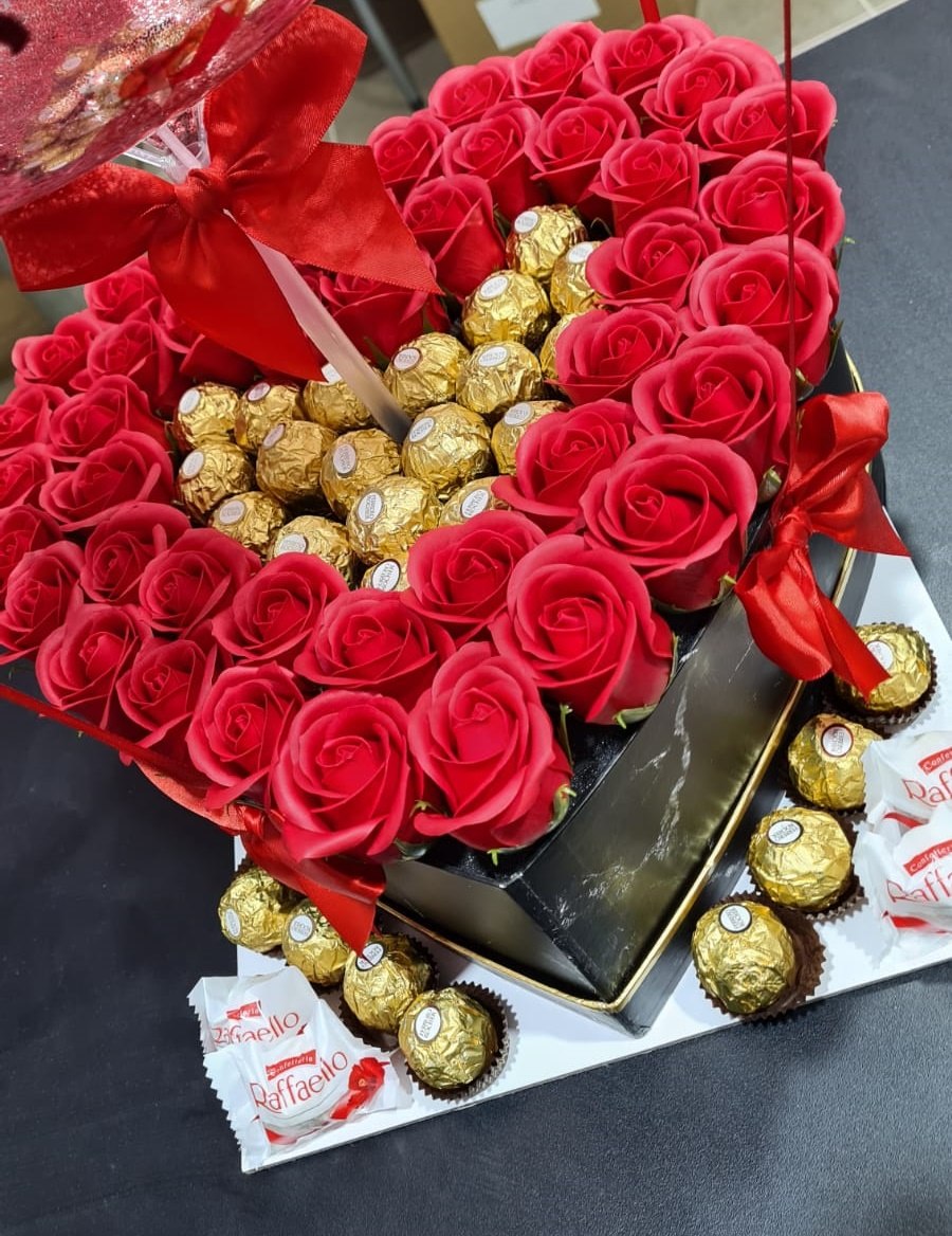 ROSES IN BOX - מארז פרחים ריחניים מושלם