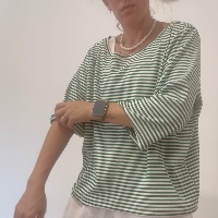 חולצה מדגם איה (שרוול 3/4) פסים צרים ירוק ואופווייט