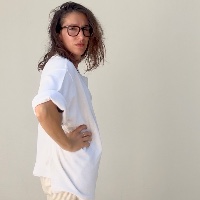 חולצה מדגם איה (שרוול קצר) מבד פיקפיקה בצבע לבן