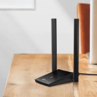 מתאם רשת אלחוטי Tp-Link Archer T4U Plus AC1300 USB – פריט בודד שחור עם שתי אנטנות על שולחן עץ 2 4GHz