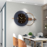 שעון קיר גדול בעיצוב ייחודי, שעון פרזול מוזהב עם אלמנטים עגולים בשכבות בצבע שחור, שחור חצי שקוף וזהב