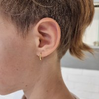 עגילי חישוק לילדות חלולים 1.2 ס"מ קטנים ועדינים מזהב - עגילי זהב גמישים ונוחים לענידה