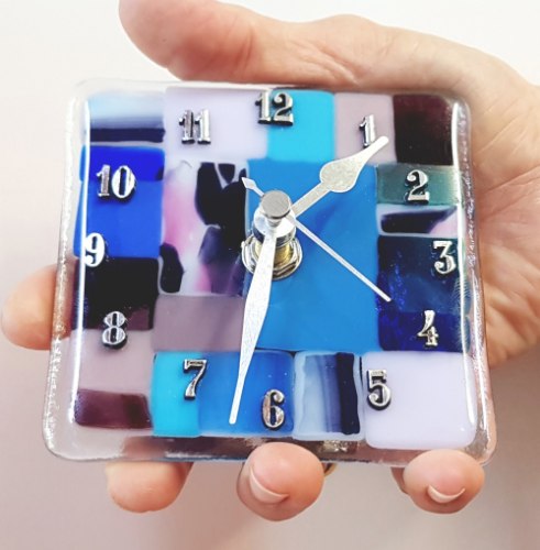 שעון קטן עם מנגנון שקט בצבע כחול וסגול, שעון שולחני, מתנה למשרד, מתנה לחג, מתנה לחנוכת בית