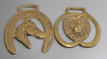 לוט של שני קישוטי רתמה מפליז, ראש אריה וראש סוס, וינטאג' בריטניה horse brass