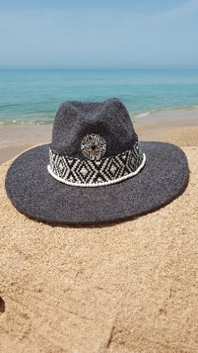כובע מעוצב אפור רחב שוליים