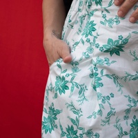 מכנסיים מדגם קרן עם הדפס על רקע בצבע מנטה