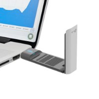 מתאם רשת אלחוטי Tp-Link Archer TX20UH AX1800 USB – 4K התקן אפור ולבן מחובר למחשב נייד עם נורית כחולה מוארת