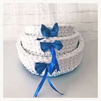 סלסלות סרוגות סט של 3 סלסלות בגדלים משתלבים בצבעים של כחול ולבן עם סרט פפיון, שלש סלסלות סרוגות אחת בתוך השניה בסט מתנה ליולדת,
