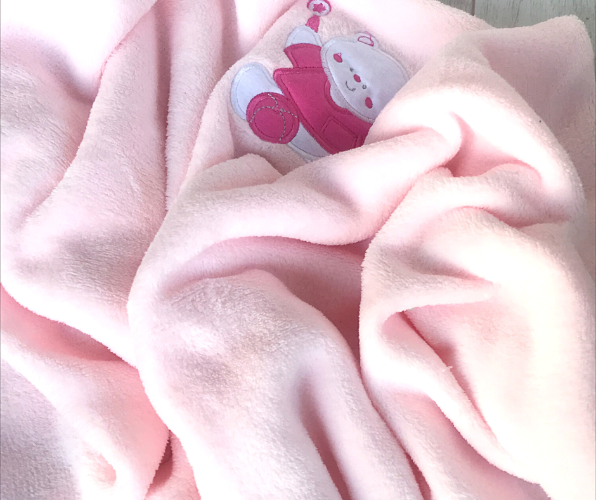 שמיכה קלה רכה ומלטפת לתינוקת בד פליז כותנה היפואלרגנית צבע ורוד בהיר