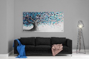 "עץ שלכת כחול" תמונת זכוכית לרוחב מעוצבת של עץ עם עלים צבעוניים | תמונת זכוכית לבית או למשרד