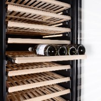 מקרר יין 176 בקבוקים, אינטגרלי מפואר עם 15 מדפי עץ, מדחס אינוורטר, בנפח של 430 ליטרים.