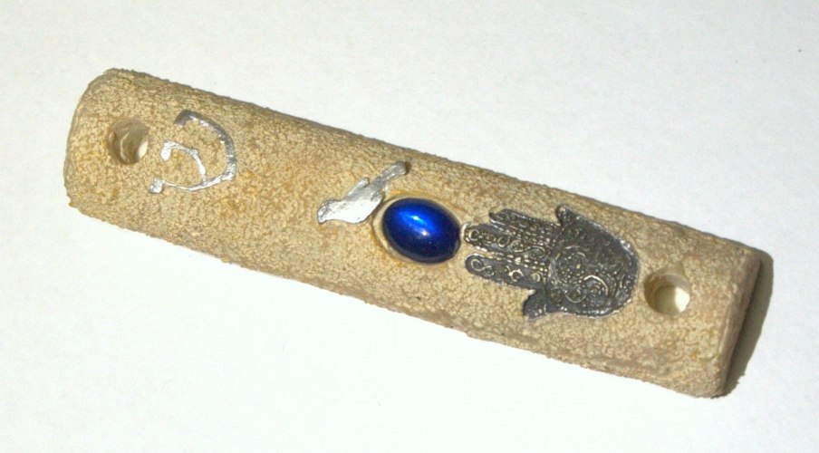 בית מזוזה עבודת יד ציפוי אבן חול עם חמסה וציפור,  7 ס"מ