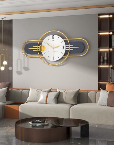 שעון קיר גדול בעיצוב ייחודי, שעון פרזול מוזהב עם אלמנטים עגולים בשכבות בצבע לבן, אפור כהה וזהב