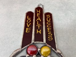 חמסה בצבעי צהוב חום כתום עם פרח וחמש ברכות בעבודת ויטראז' ייחודית