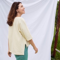 חולצה מדגם אוה מבד פרנץ׳ טרי יפני בצבע שנהב