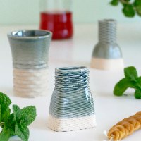 סט הבדלה מקרמיקה - בהדפסת קרמיקה 3D גימור גלזורה בגוון ירוק בקבוק, על מגש במבוק אובאלי